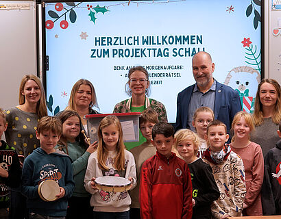 ein Gruppenbild mit den Teilnehmenden Kindern, den Beutrer*innen und Lehrer*innen