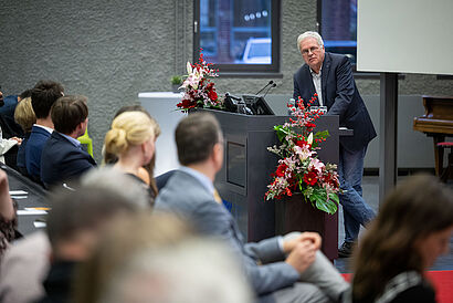 Prof. Christian Müller bei seiner Laudatio im Audimax der TH Wildau