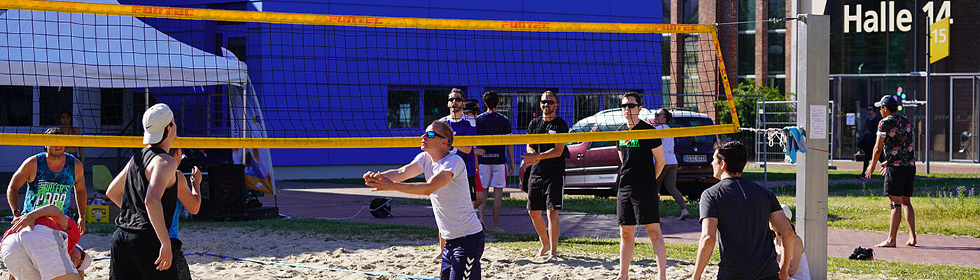 Volleyballspielerinnen und -spieler auf dem Beachplatz der TH Wildau