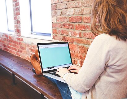 Frau arbeitet am Laptop 