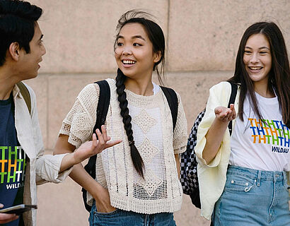 Titel und Teaserbild Zwei von drei Personen tragen Oberteile der TH-Wildau-Kollektion.