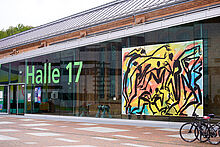 Buntes Bild an der Glasfront von Halle 17 auf dem Campus der TH Wildau