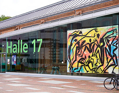 Buntes Bild an der Glasfront von Halle 17 auf dem Campus der TH Wildau