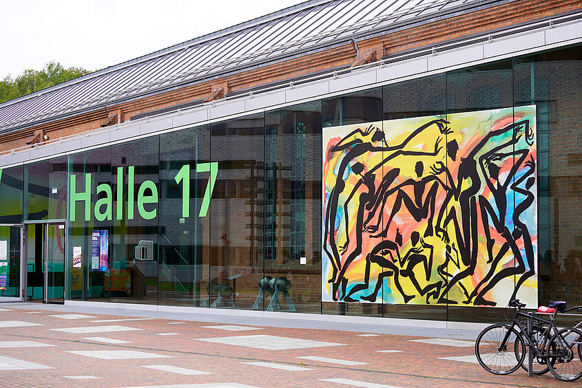 Buntes Bild an der Glasfront von Halle 17 auf dem Campus der TH Wildau