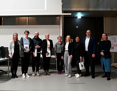 Gruppenbild im Anschluss an Vernissage der AUsstellung "Weil Vielfalt fetzt".