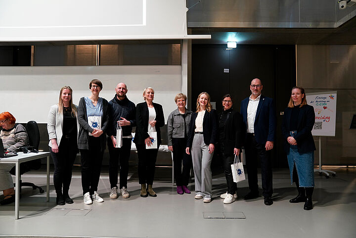 Gruppenbild im Anschluss an Vernissage der AUsstellung "Weil Vielfalt fetzt".