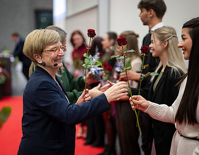 Prof. Ulrike Tippe gratuliert einer Absolventin