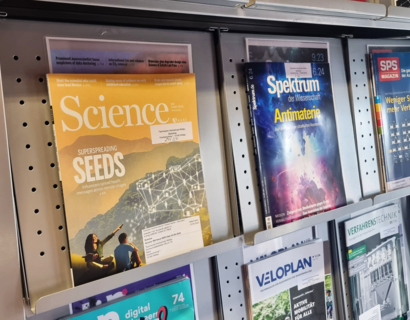Eine Zeitschrift mit dem Titel Science steht in einem Regal