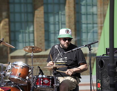 Homecoming Day 2025_6 Schlagzeuger von Yellow Snow beim EInspielen