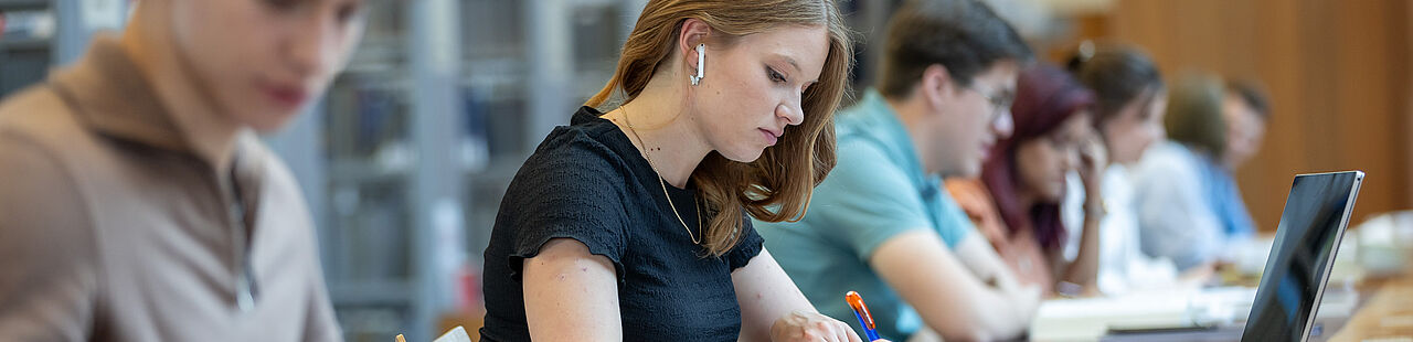 © Uwe Völkner Studierende beim Arbeiten in der Bibliothek