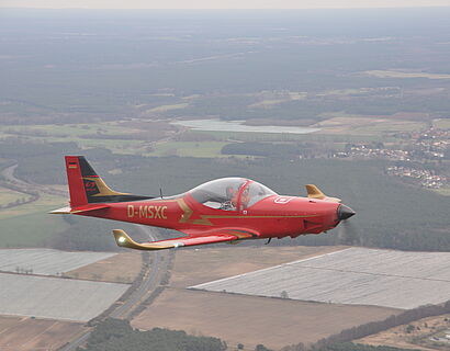 ein rotes Flugzeug