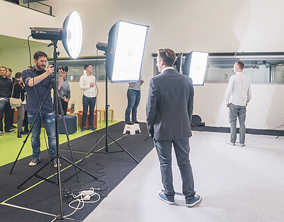 Studierender bei einem Fotoshooting im Rahmen der THCONNECT