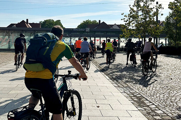 Radfahrer fahren auf dem Campus Fahrrad