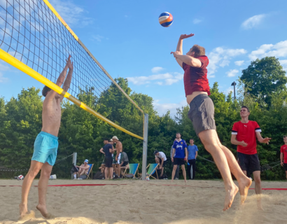 BeachCup Action9 Menschen spielen Beachvolleyball