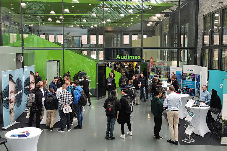 Besucherinnen und Besucher in Halle 17 der TH Wildau bei der THCONNECT