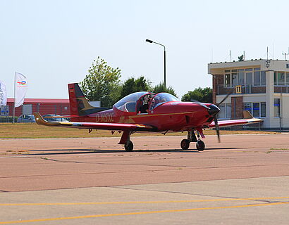 ein rotes Flugzeug