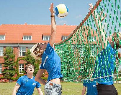 Studierende beim Volleyball auf dem Campus TH Wildau