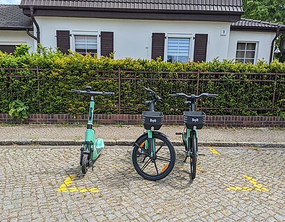 Fahrzeuge in Station geparkt