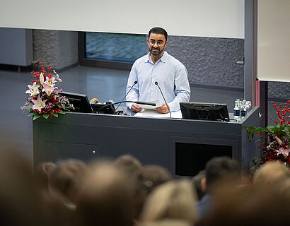 Absolvent Zabair Ghafoor bei einer Festansprache bei der feierlichen Verabschiedung