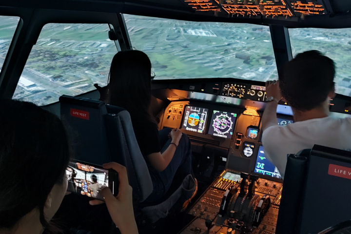 Blick in das Cockpit eines Flugsimulators