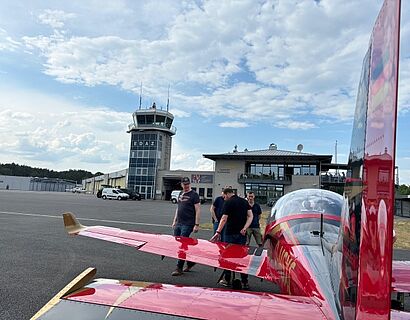 ein rotes Flugzeug