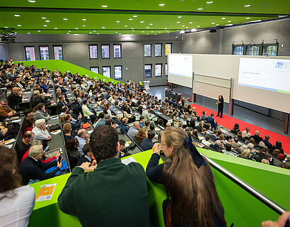 Blick von hinten auf das voll gefüllte Audimax bei der feierlichen Verabschiedung 2024