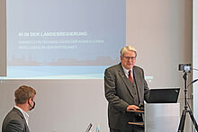Brandenburgs Wirtschaftsminister Jörg Steinbach beim Besuch an der TH Wildau
