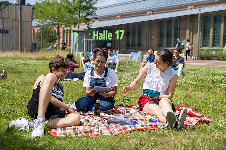 Campusleben Studierende der TH Wildau auf der Wiese zwischen Haus 16 und Halle 17