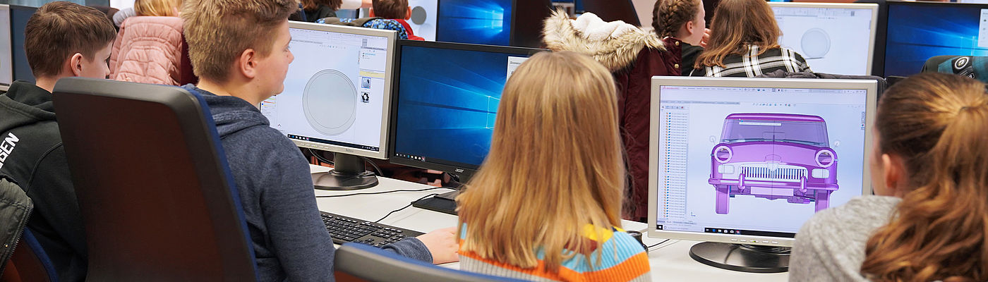 Schüler sitzen am Computer