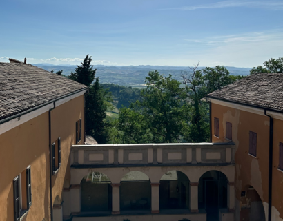 Weiter Blick aus der Burg Bertinoro auf flache Landschaft