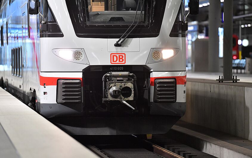 Foto zum Verkehrskolloquium mit IC-Zug im Bild im Bahnhof