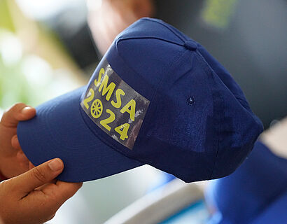 blaue Basecap mit SMSA 2024Logo