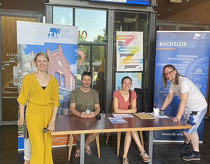 das Team der Studienorientierung steht bereit Anmeldungen entgegen zu nehmen