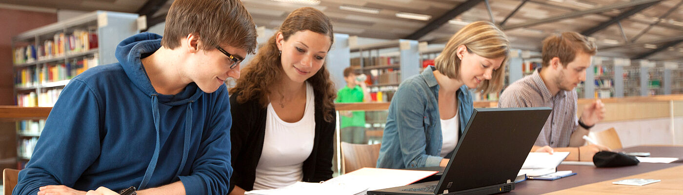 Studenten in der Bibliothek der TH Wildau