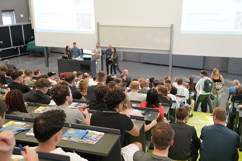 Studierende im Audimax der TH Wildau bei der offiziellen Begrüßungsveranstaltung im Wintersemester 2024/2025