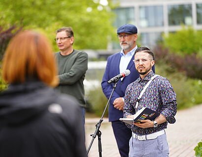 Diversity Day Ray Mensch spricht in Mikrofon