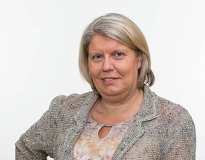 Portraitbild einer Frau vor weißem Hintergrund