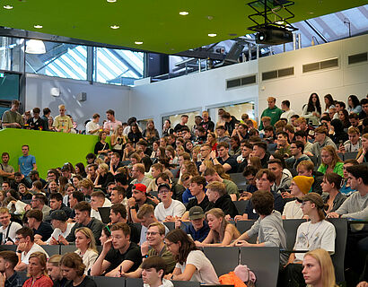 Studierende von vorn fotografiert in einem Hörsaal der TH Wildau